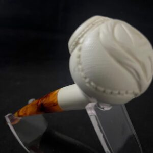 Sporty Elegance – Meerschaum Pipe with Ball-Stitch Carving
