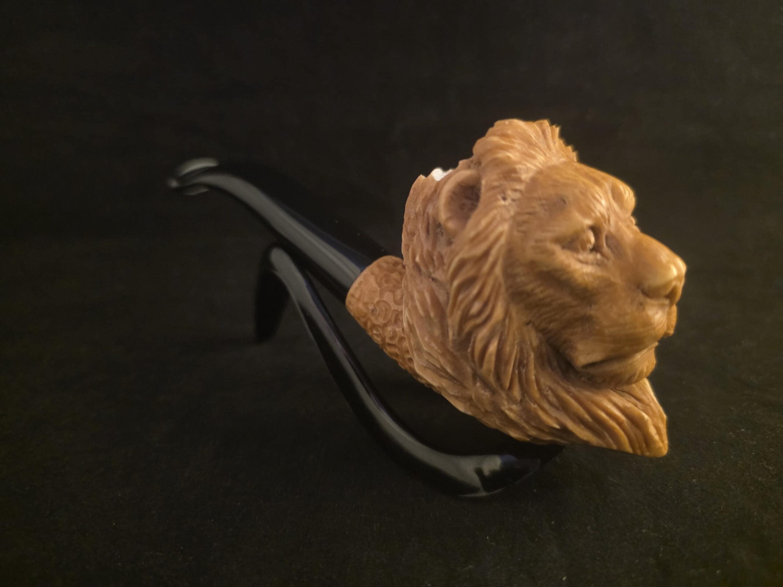 Hand-Carved Lion Figure Block Meerschaum Pipe with fitted case and Acrylic Stem – Signed Artist Piece - Image 3