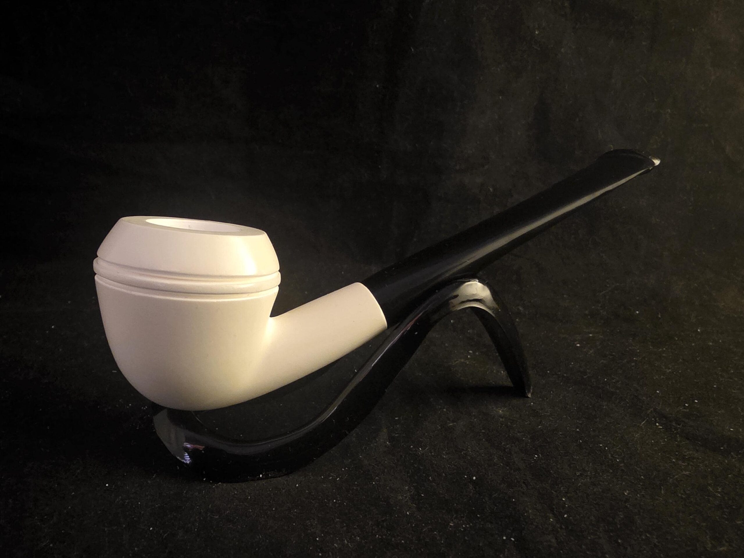 Classic Smooth English Bulldog Block Meerschaum Pipe with Black Acrylic Stem - Image 2