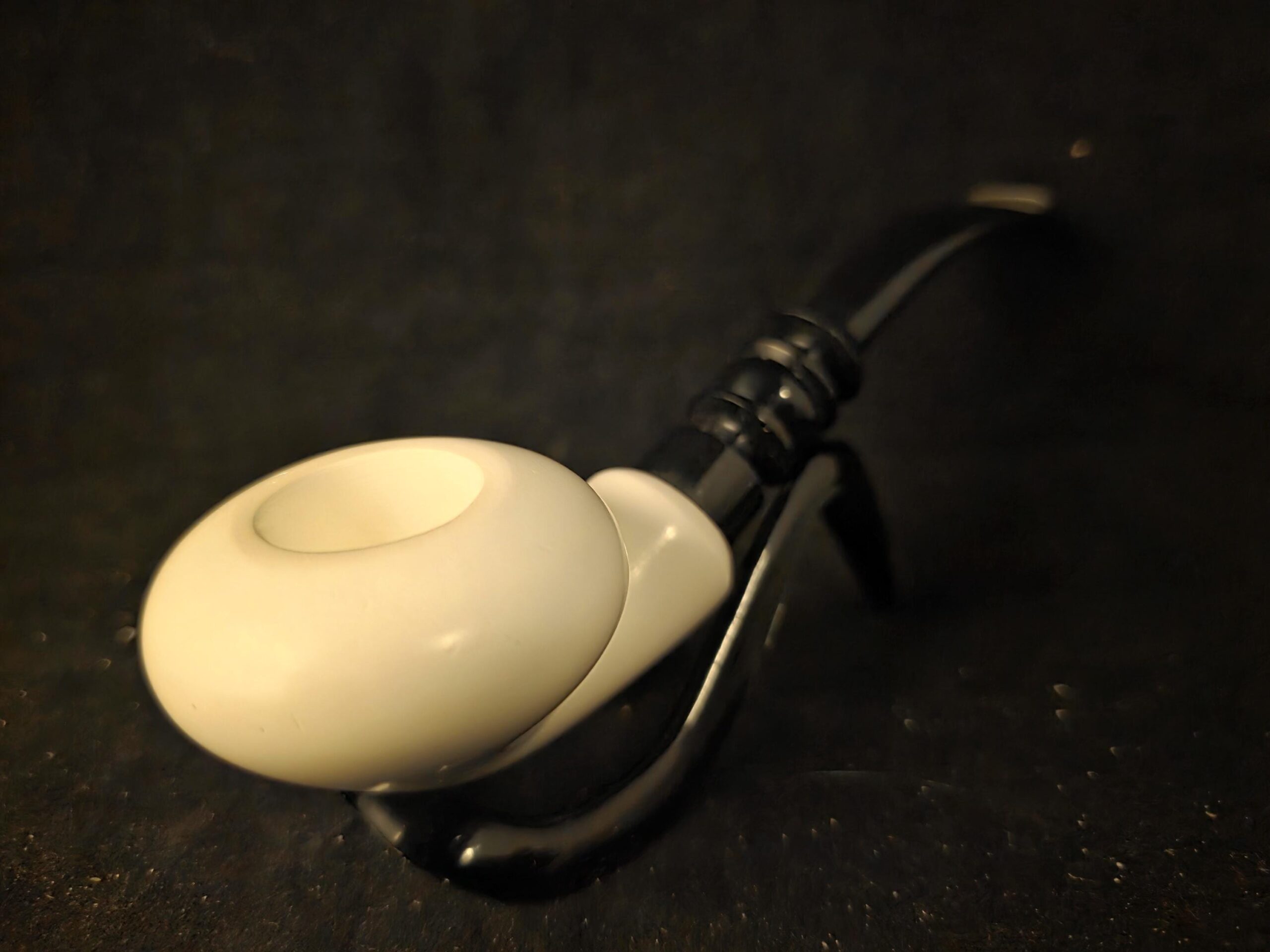 Elegant Smooth Apple Meerschaum Pipe with Special Stem Design - Image 3