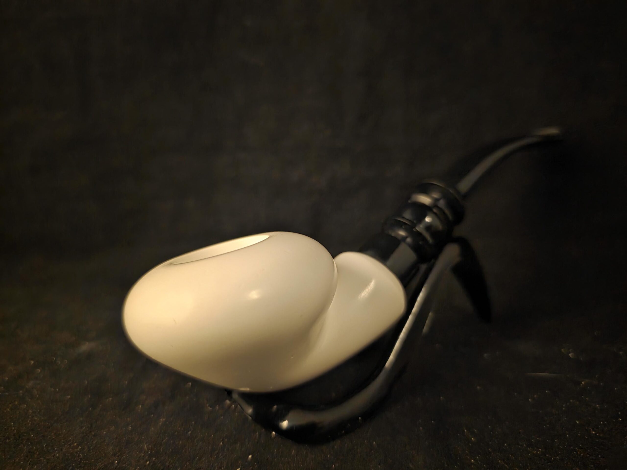 Elegant Smooth Apple Meerschaum Pipe with Special Stem Design - Image 9